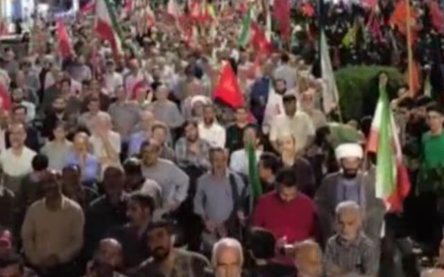 مردم ایران در بزنگاه‌های تاریخی پای دفاع از دین و کشور ایستاده‌اند