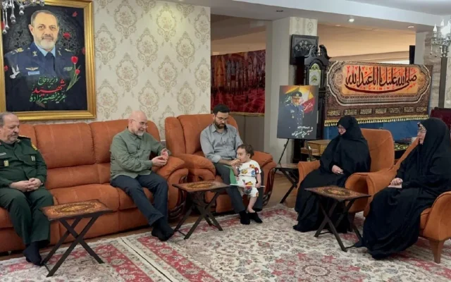 حضور قالیباف در منزل شهیدان خادمی و نصیرزاده