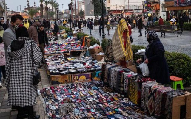 گزارش روزنامه اعتماد از زندگی دستفروشان در خیابان انقلاب / از زنی که برای گذران زندگی سه شغل دارد تا معلمی که دستفروشی میکند