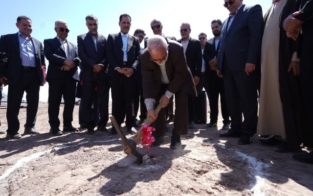 نیروگاه خورشیدی سه مگاواتی در شهرستان انار کلنگ‌زنی شد