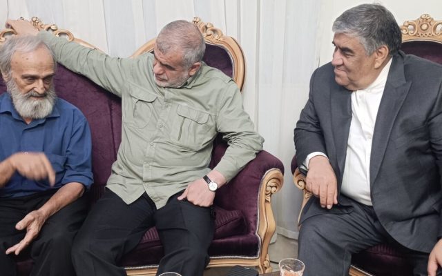 دیدار رئیس فراکسیون ایثارگران مجلس با خانواده شهدای طاهری