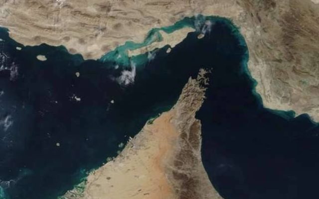 تنگه هرمز همچنان کم‌تردد است؛ ادعای آمریکا درباره عبور نفتکش‌ها با اسکورت