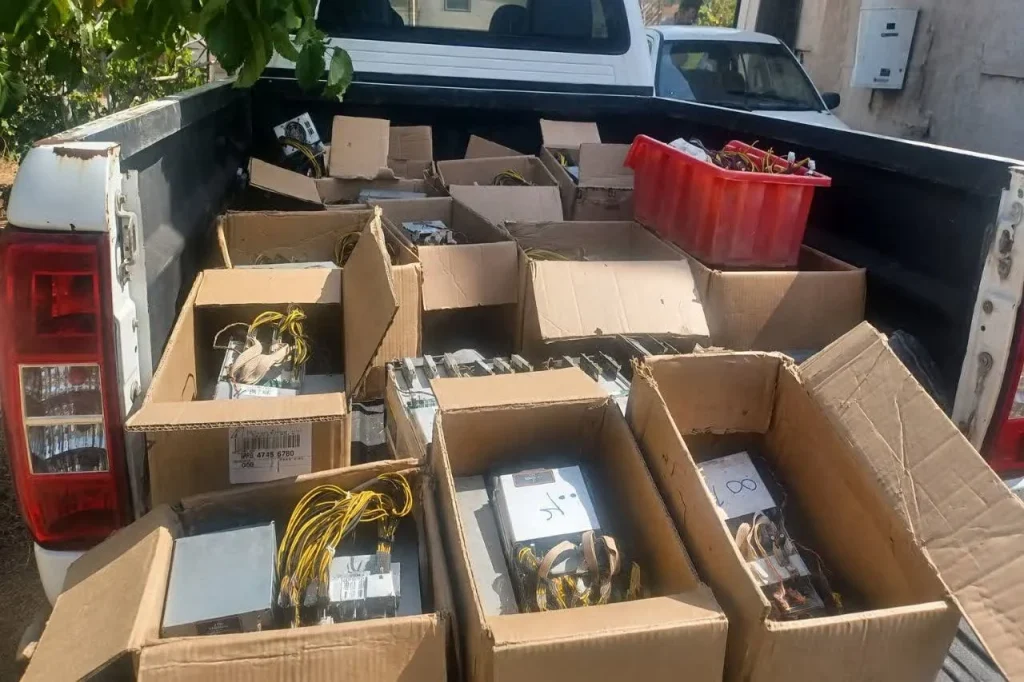 کشف ۸۷ دستگاه ماینر غیرمجاز در یک کارخانه متروکه شهرک صنعتی لیاء قزوین