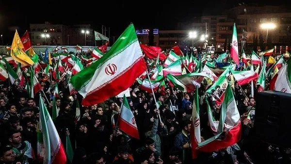 پرچم‌گردانی خانواده سردار شهید سرلشکر «سعید ایزدی» در پویش «پرچم‌دار ایران»