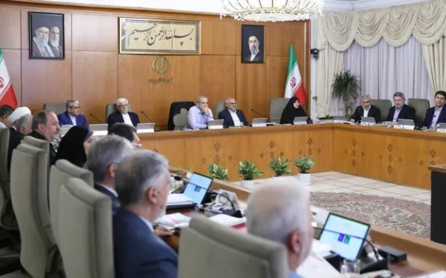 هشدار روزنامه اطلاعات درباره حملات به دولت؛ در میانه جنگ، «سوراخ کردن کشتی» سیاست‌ورزی نیست