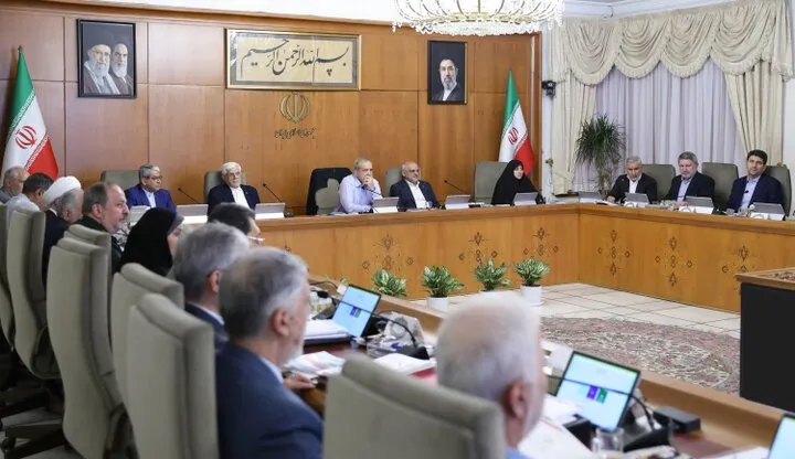 هشدار روزنامه اطلاعات درباره حملات به دولت؛ در میانه جنگ، «سوراخ کردن کشتی» سیاست‌ورزی نیست