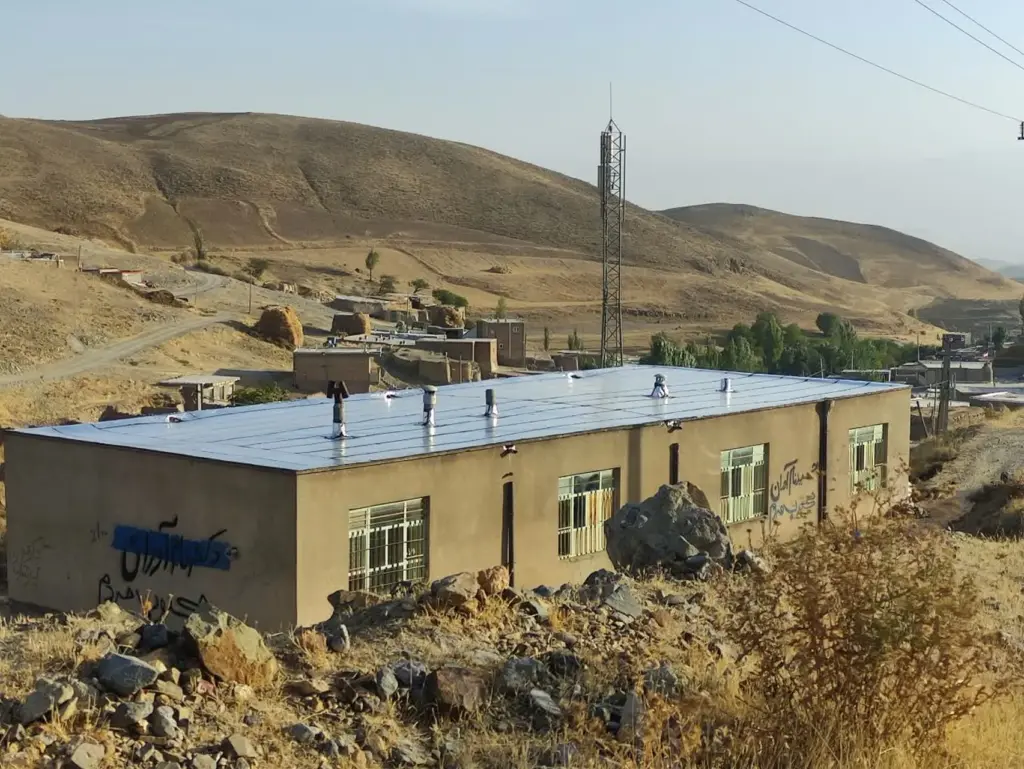 نوسازی مدرسه روستای گلیزه اهر با همت خیرین و بسیج طلاب+ تصاویر