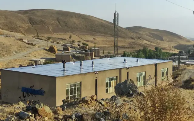 نوسازی مدرسه روستای گلیزه اهر با همت خیرین و بسیج طلاب+ تصاویر
