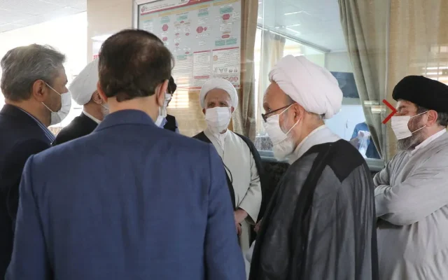 عیادت نماینده مقام معظم رهبری از آیت‌الله شبیری زنجانی