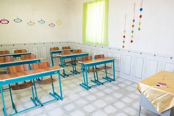 شکافتن صخره‌ها برای مشق الفبا در «زیتون» دهلران