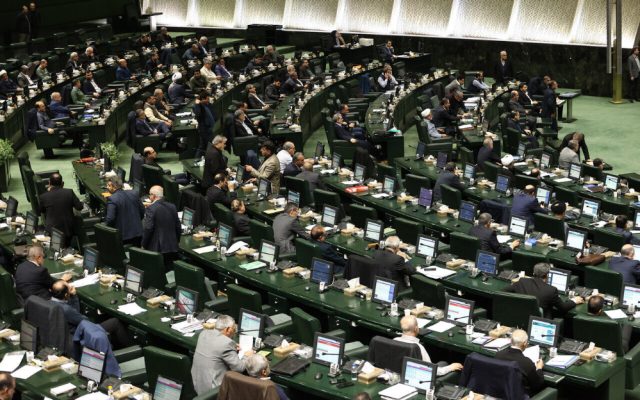 بازگشت نمایندگان به صحن با یک سوال و یک طرح