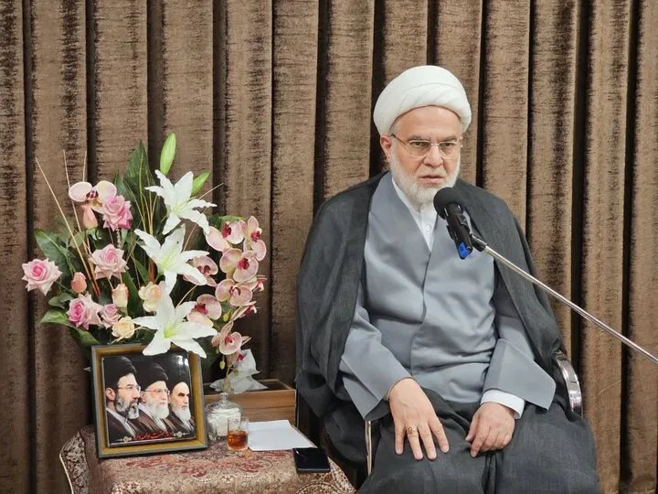 دانشآموزان و معلمان شهید بهعنوان الگوهای عزت و شجاعت معرفی شوند