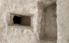 کشف مقبره زیر یک اردوگاه نظامی
