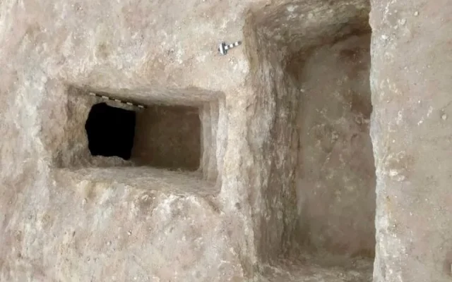کشف مقبره زیر یک اردوگاه نظامی