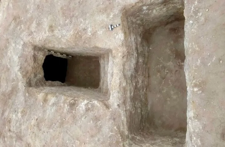 کشف مقبره زیر یک اردوگاه نظامی