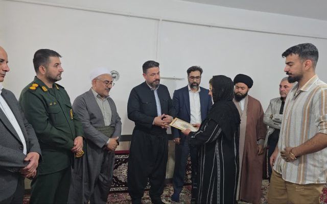تکریم خانواده شهید احسان خضری در سردشت