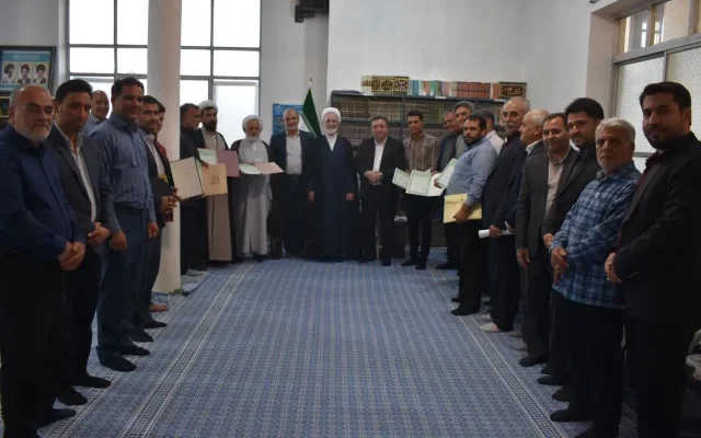 گرهگشایی از معضلات ثبتی شهرکهای میبد با حضور رئیس سازمان ثبت/ ۱۱۰۰ سند تکبرگ به مالکان تحویل داده شد