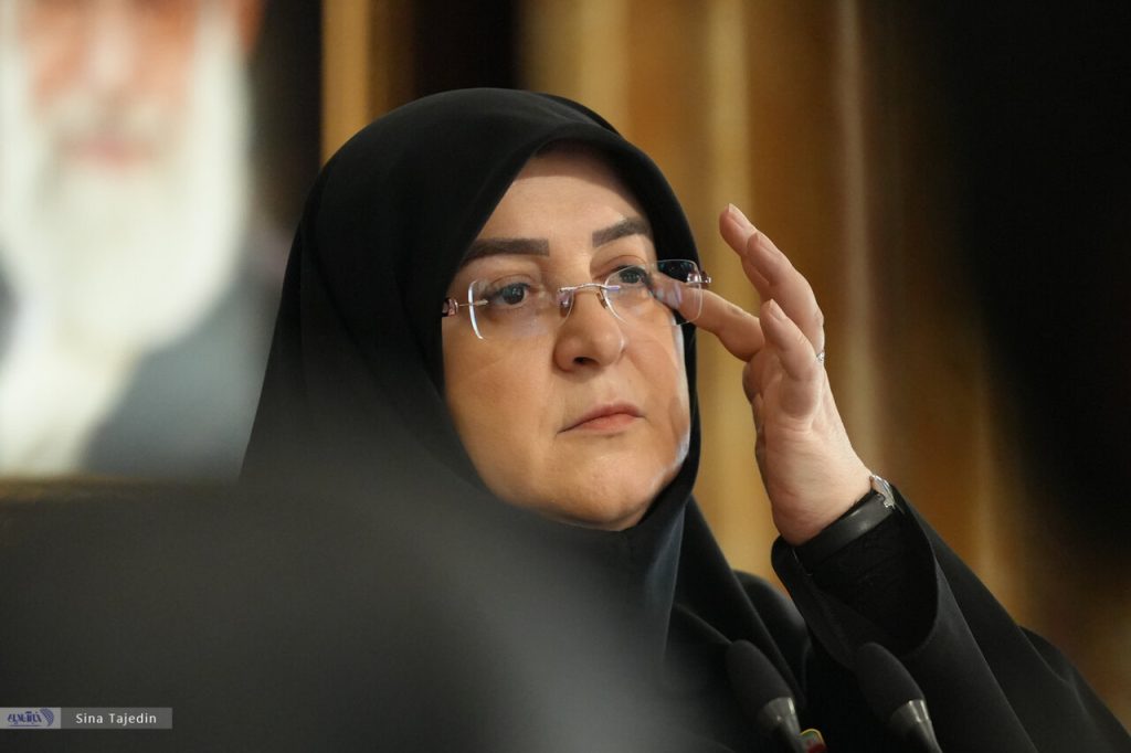 موضعگیری جدید بنزینی مهاجرانی: دولت اجازه تغییر در تصمیمات بنزینی را دارد/ احتمال افزایش رقم سهمیه بنزین در سه ماه آینده