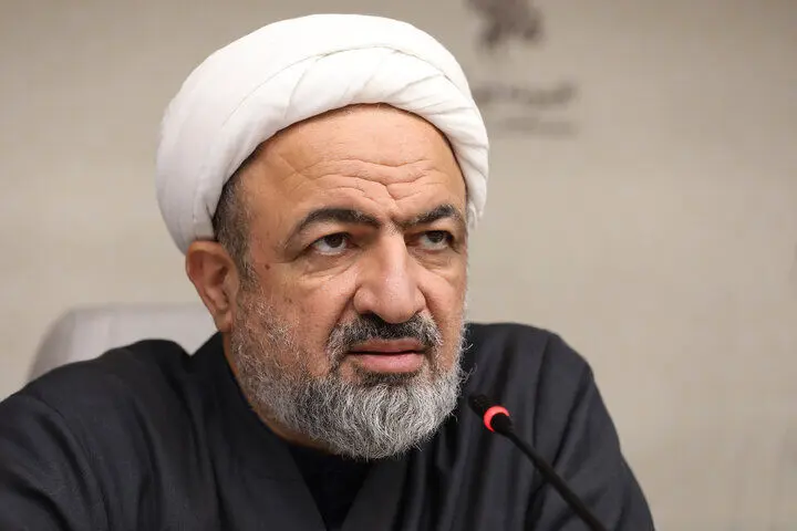 امتناع رسایی از حکم قاضی برای عذرخواهی از مجلس و محکومیت به ۱۰ ماه حبس