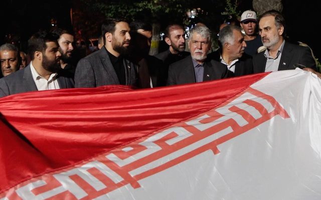 صالحی به جمع پرچمداران در میدان ولیعصر(عج) تهران پیوست