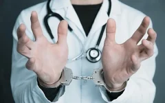 پشت پرده تخلفات پنهان سلامت؛ حبس و جریمه در انتظار پزشک‌نماهای مجازی