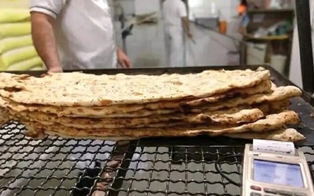 قیمت آرد آزاد شود، قیمت نانهای حجیم و آزادپز چه تغییری میکند؟/ کرمی: خبازیهای آرد را ۹۰۰ تومان و آزادپزها ۵۳ هزار تومان میخرند