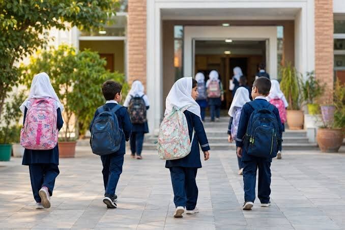 چرا با وجود ۵۰۰ میلیارد تومان واریزی، مدارس همچنان از اولیا پول می‌گیرند؟