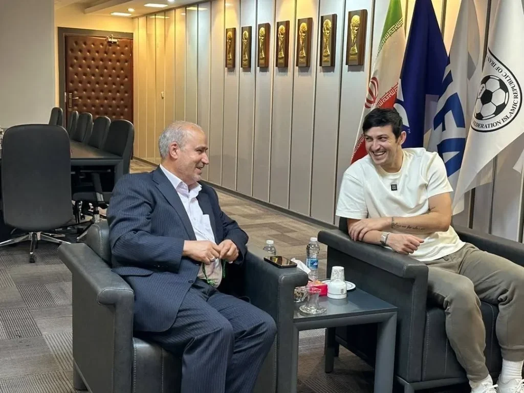 سردار با خنده برگشت