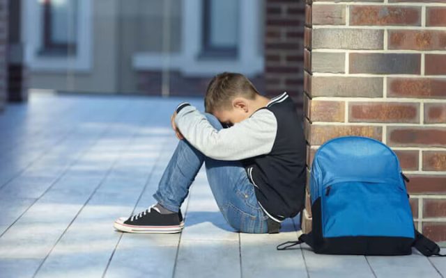 چرا با غریبه‌ها راحت‌تر درد دل می‌کنیم تا با خانواده؟