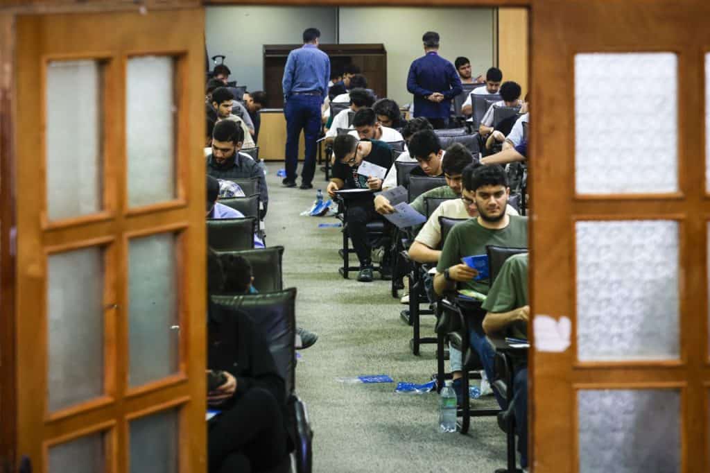 گزارش روزنامه اعتماد از مصائب ایرانیان در پی تحریم آزمون‌های بین‌المللی زبان / بازار واسطه‌ها و دلال‌ها رونق گرفت