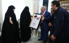 دیدار سردار صفوی با خانواده شهید رشید/ از تابلوی اهدایی به خانواده تا مرور دستخط رهبر شهید در کتاب «گفتاری در باب صبر»/ دختر شهید سلامی هم بود + تصویر
