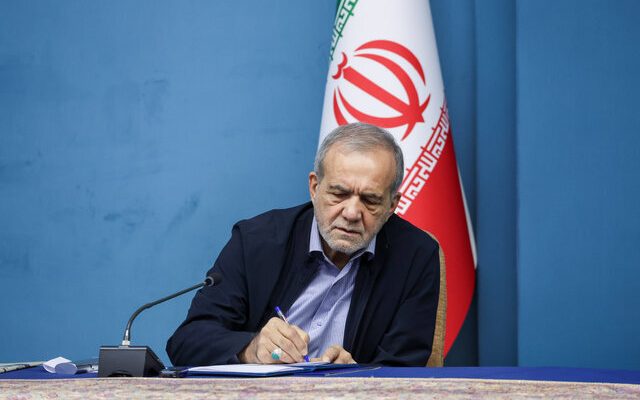 پزشکیان: گفت‌وگو و نقد سازنده از ارکان پویایی دانشگاه و جامعه است/ دانشگاهیان اخلاق، گفت‌وگو و نقد مسئولانه را پاس بدارند