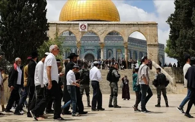 یورش شهرکنشینان به مسجدالاقصی و اعمال محدودیت بر ورود نمازگزاران فلسطینی