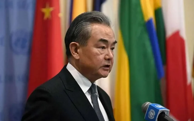 وزیر خارجه چین: پکن و اتحادیه اروپا نباید وارد جنگ تجاری شوند