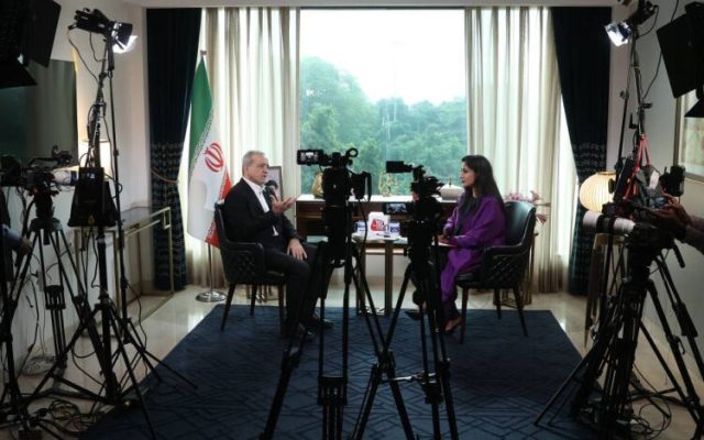 پزشکیان: اگر دنبال سلاح هسته‌ای بودیم عضو «ان‌پی‌تی» نمی‌شدیم/ اقدامات آمریکا علیه ایران فقط تبلیغات است/ می‌خواهند راه‌های زمینی را نیز ببندند