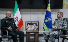 نشست مشترک فرماندهان ارتش و سپاه/ سرلشکر وحیدی: نیروهای مسلح پوزه قدرت‌های تروریستی را به خاک مالیدند/ سرلشکر حاتمی: وحدت ارتش و سپاه کلید فتح قله‌های امنیت و اقتدار است