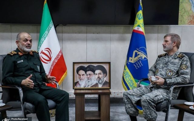 نشست مشترک فرماندهان ارتش و سپاه/ سرلشکر وحیدی: نیروهای مسلح پوزه قدرتهای تروریستی را به خاک مالیدند/ سرلشکر حاتمی: وحدت ارتش و سپاه کلید فتح قلههای امنیت و اقتدار است