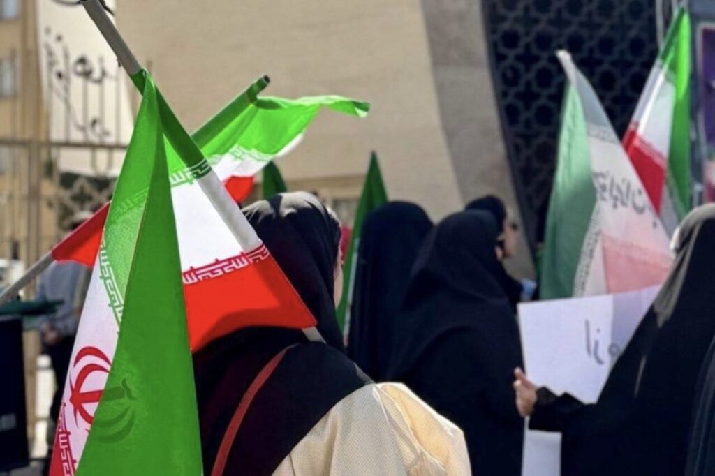 اجتماع دانشجویان مشهد همراه با اهتزاز پرچم