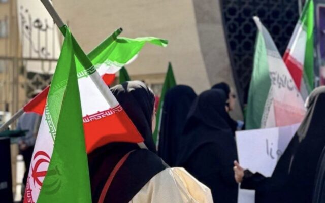 اجتماع دانشجویان مشهد همراه با اهتزاز پرچم