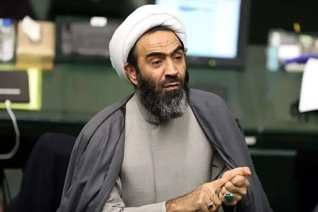 نقدعلی: بانوان فعلاً نباید از موتور استفاده کنند