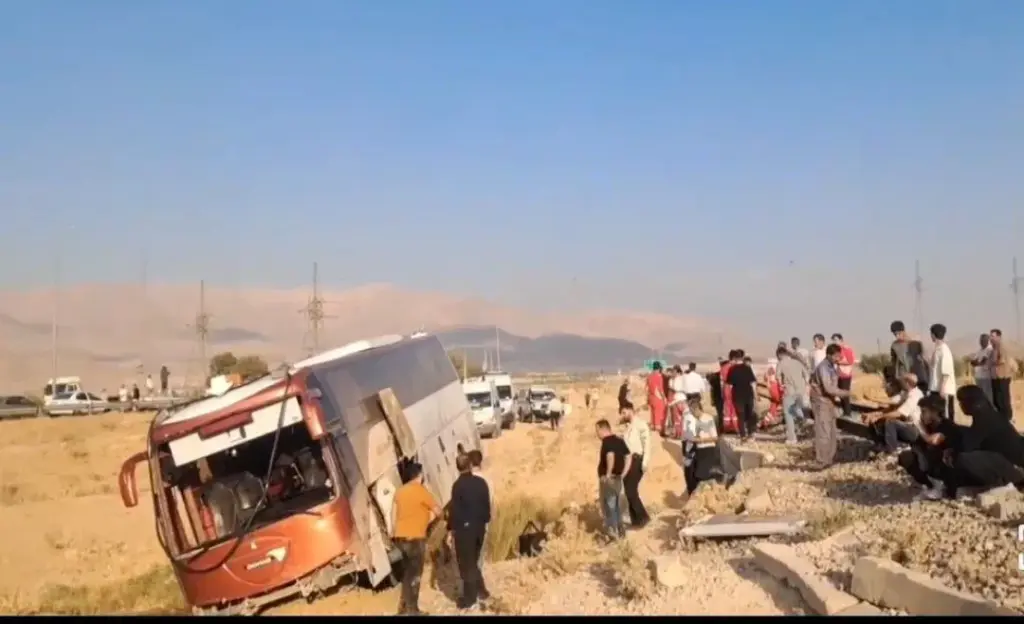 ۱۷ مصدوم بر اثر حادثه واژگونی اتوبوس در لرستان