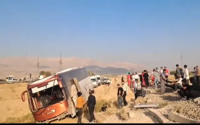 ۱۷ مصدوم بر اثر حادثه واژگونی اتوبوس در لرستان