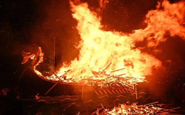 آیا وایکینگها واقعاً با تیر آتشین کشتیهای تشییع جنازه را آتش میزدند؟