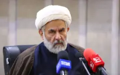طائب، رئیس سازمان بسیج: دشمن قصد داشت در دوگانه مذاکره و مقاومت، مردم ما را دوگانه کنند، بگویند یک عده مقاومتی‌اند، یک عده مذاکره‌ای‌اند، یه عده دنبال جنگند، یک عده هم دنبال معیشت
