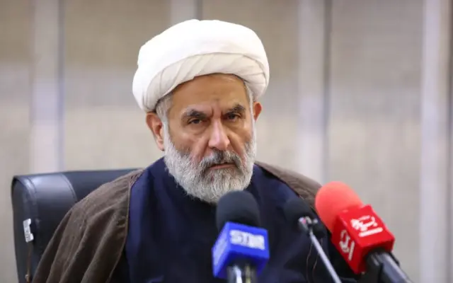 طائب، رئیس سازمان بسیج: دشمن قصد داشت در دوگانه مذاکره و مقاومت، مردم ما را دوگانه کنند، بگویند یک عده مقاومتی‌اند، یک عده مذاکره‌ای‌اند، یه عده دنبال جنگند، یک عده هم دنبال معیشت