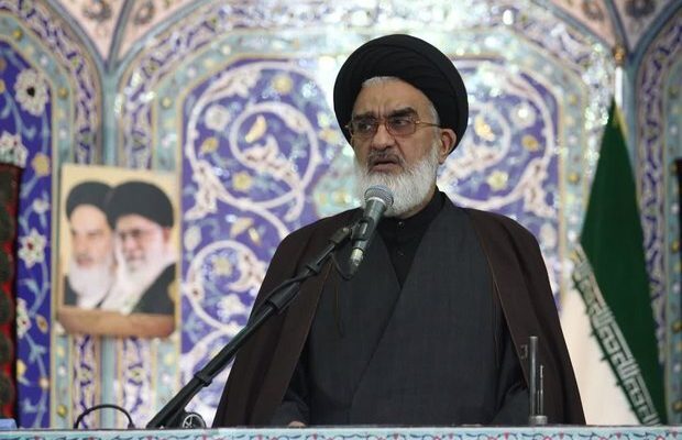 امام جمعه قم: کشف حجاب هم حرام شرعی و هم حرام سیاسی است/ کسانی که عامدانه و سازمان‌یافته امنیت ملی را مخدوش کردند، پیاده‌نظام دشمن هستند