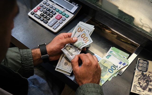 انتقاد یک تحلیلگر اقتصادی از فرمول تعیین نرخ ارز / دلار در صورت توافق چقدر میشود؟