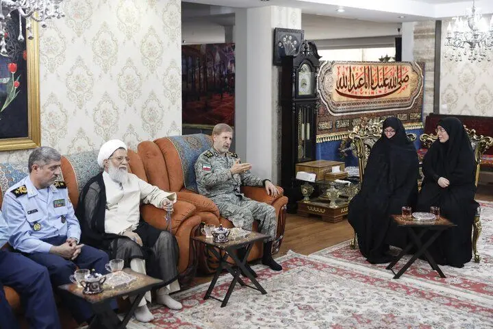 فرمانده کل ارتش به منزل شهید سرلشکر نصیرزاده رفت
