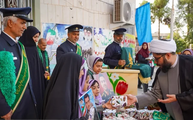 همراهی خدام حرم شاهچراغ با فرزند شهید اقتدار میهن در روز اول مدرسه