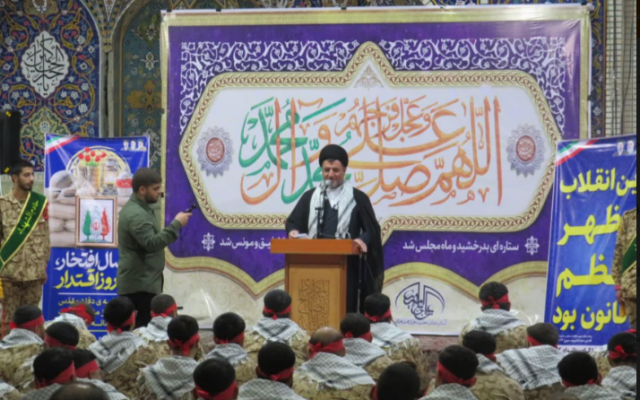 تجلیل از خانواده شهید مدافع وطن موسوی و سربازان نمونه قرارگاه کربلا در اهواز